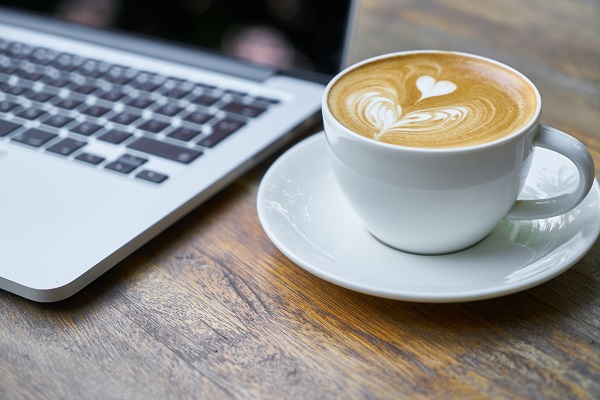 Która grupa freelancerów pije najwięcej kawy